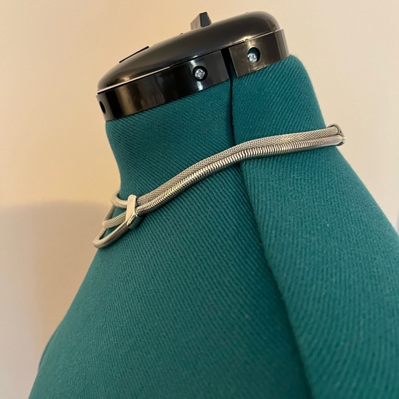 💎 Anne Klein Silvertone Necklace - Picture 3 of 4